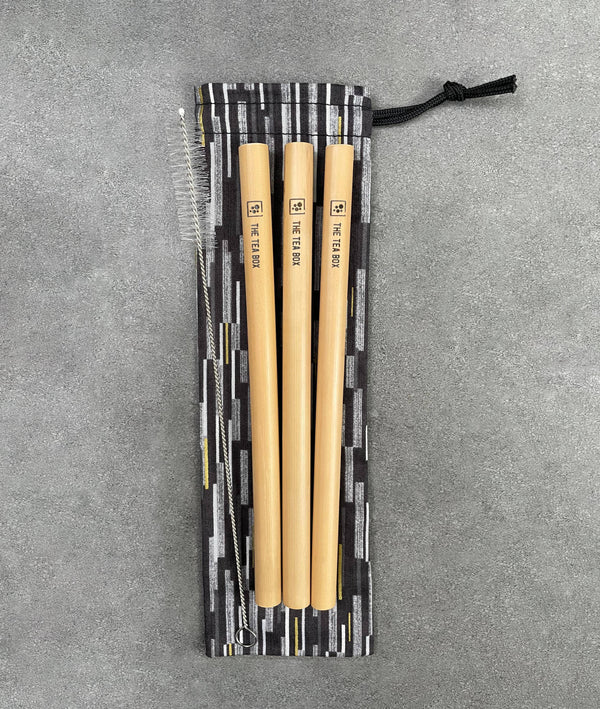 3 pack of wide reusable Bamboo bubble tea straws. Cleaning brush with nylon bristles and a drawstring bag. Branded with ‘The Tea Box’ logo