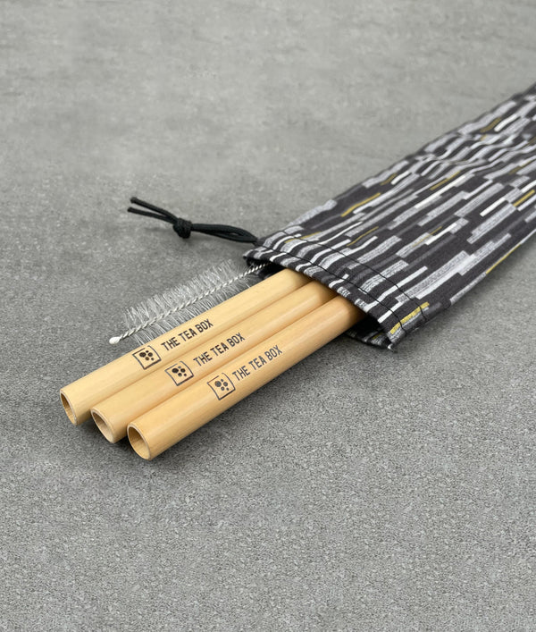 3 pack of wide reusable Bamboo bubble tea straws. Cleaning brush with nylon bristles and a drawstring bag. Branded with ‘The Tea Box’ logo