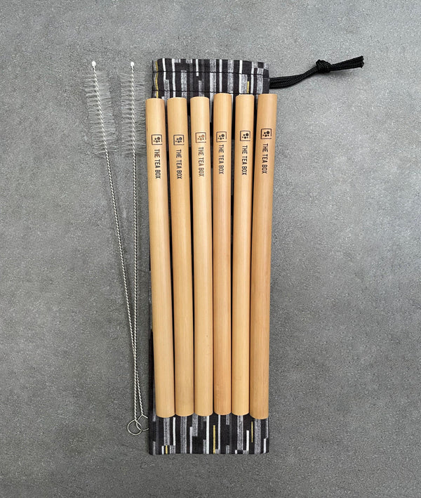6 pack of wide reusable Bamboo bubble tea straws. 2 cleaning brushes with nylon bristles and a drawstring bag. Branded with ‘The Tea Box’ logo